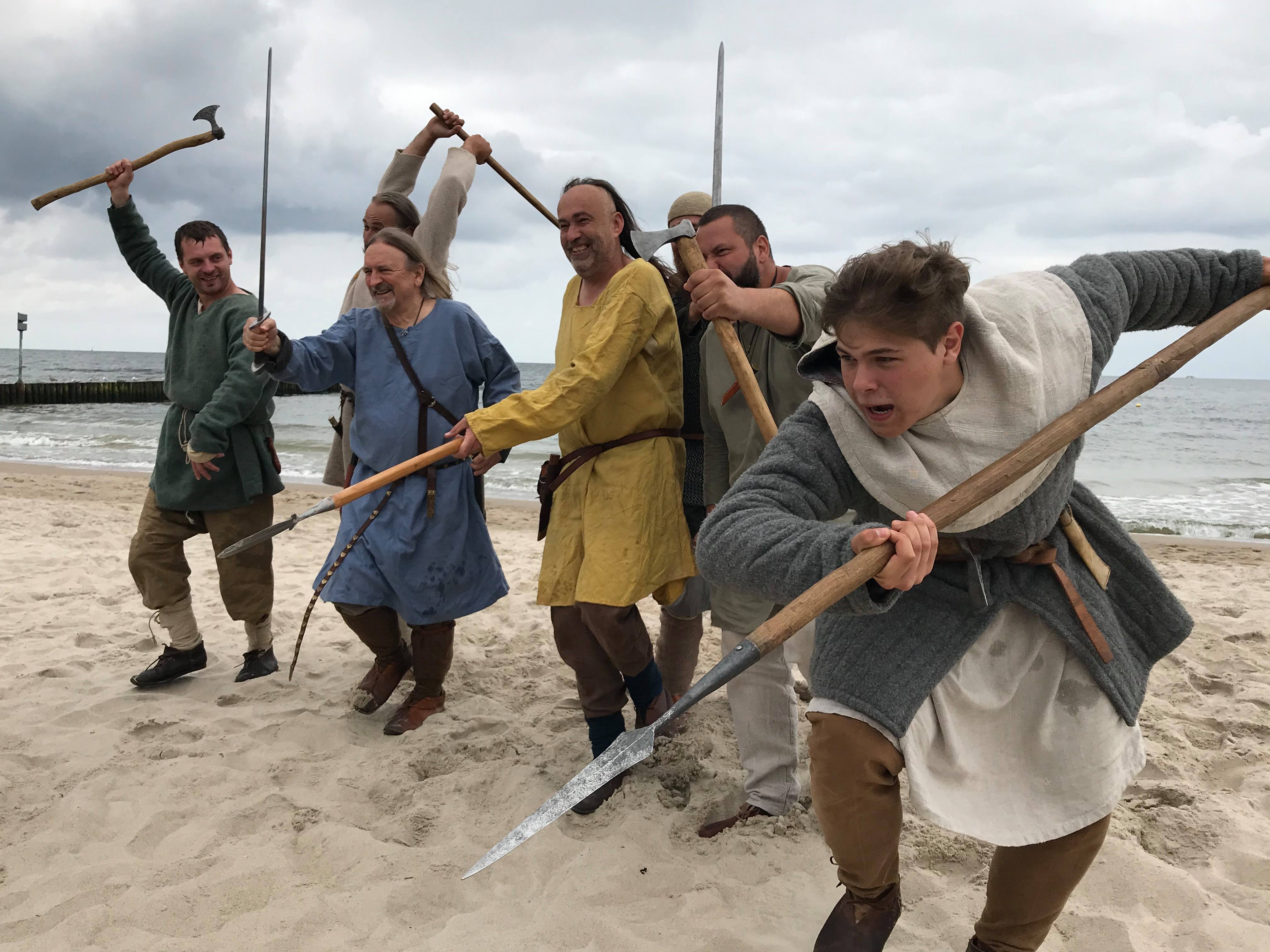 Piast Superstars - Realizacja zdjęć do teledysku "Na Kołobrzeg!". Kołobrzeg, plaża przy Kamiennym Szańcu, 22.07.2021 r. 22 lipca na plaży przy Kamiennym Szańcu gościliśmy przedstawicieli Muzeum Początków Państwa Polskiego w Gnieźnie. W ramach realizowanego przez tę instytucję projektu edukacyjnego pt.: &bdquo;Piast Superstars&rdquo; powstawał w naszym mieście teledysk do utworu pt.: &bdquo;Na Kołobrzeg!&rdquo;. Zarówno piosenka, jak i klip opowiada o wyprawach Bolesława III Krzywoustego na kołobrzeski gród. W rolę piastowskiego księcia wcielił się wokalista zespołu TSA, Marek Piekarczyk. RCK było oficjalnym partnerem projektu. W realizacji klipu uczestniczyli także kołobrzeżanie &ndash; odtwórcy historyczni i pasjonaci. Przedsięwzięcie "Piast Superstars&rdquo; wsparła Fundacja PZU oraz Urząd Marszałkowski Województwa Wielkopolskiego (TA INFORMACJA JEST OBLIGO). Efekty kołobrzeskich zdjęć poznamy niebawem.